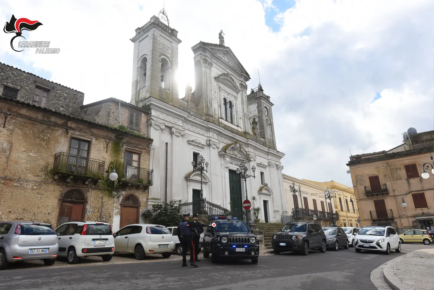 Valledolmo, arrestato professionista per sfruttamento e estorsione