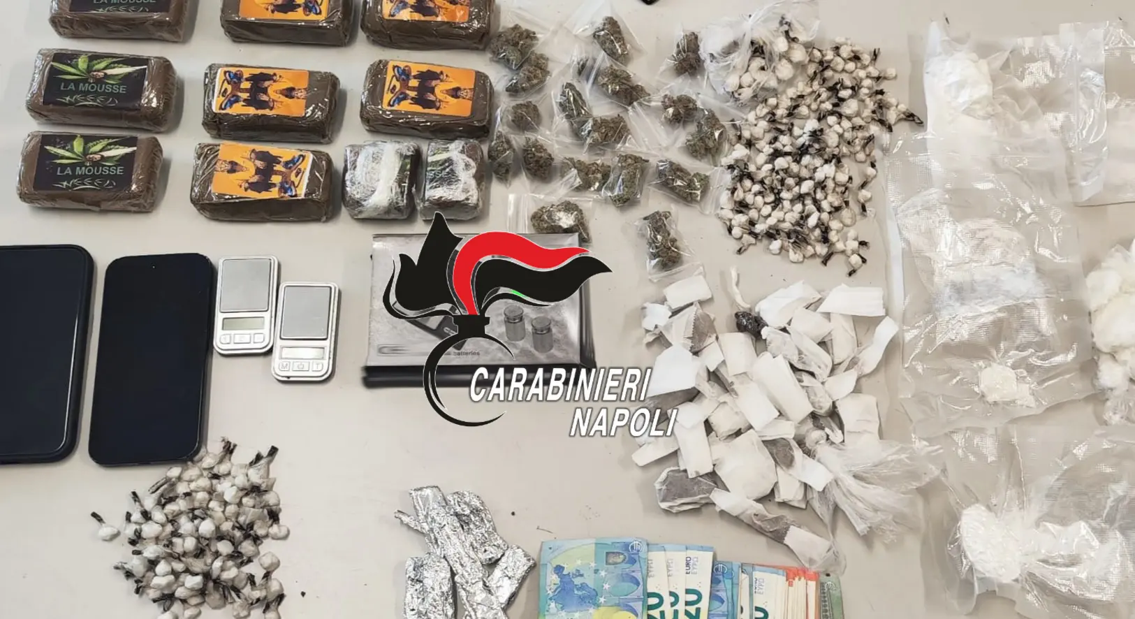 Giugliano: inseguimento Carabinieri, due arresti e droga
