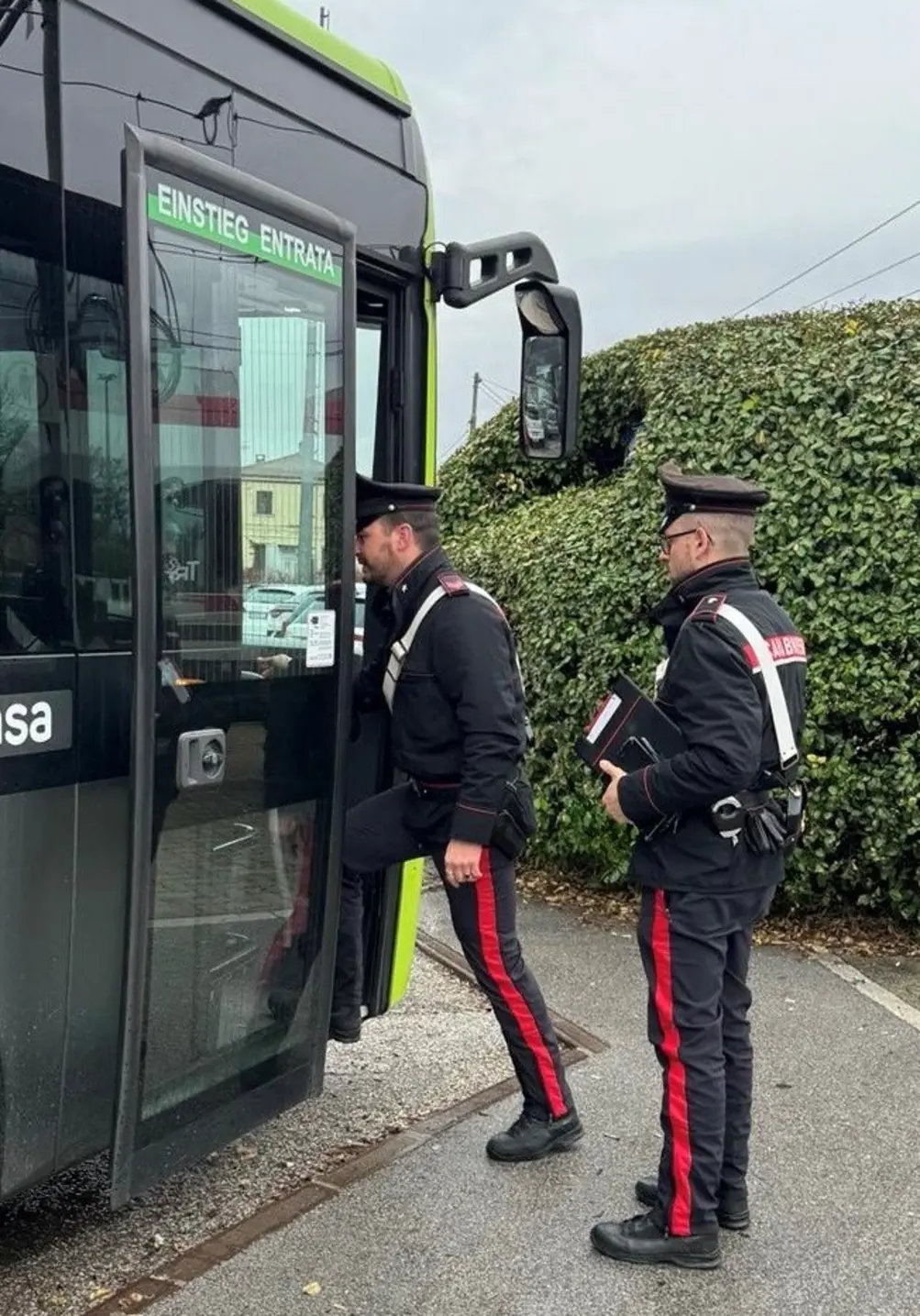 Bressanone, due arresti e denunce sui bus per droga e armi