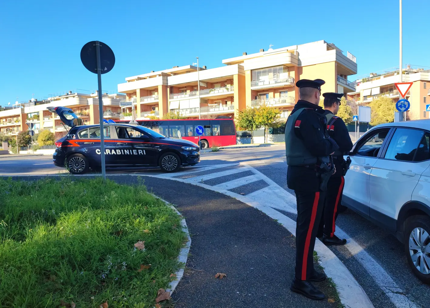 Blitz Carabinieri al Trullo: arrestato 28enne, denunce e multe a Roma