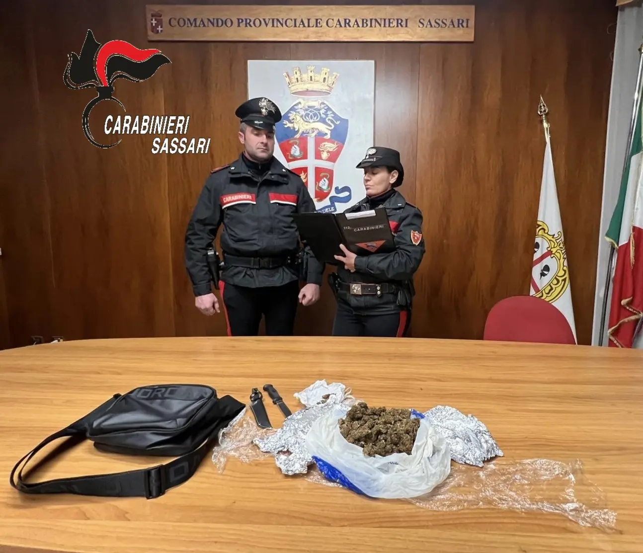 Sassari: Carabinieri sequestrano droga e coltelli