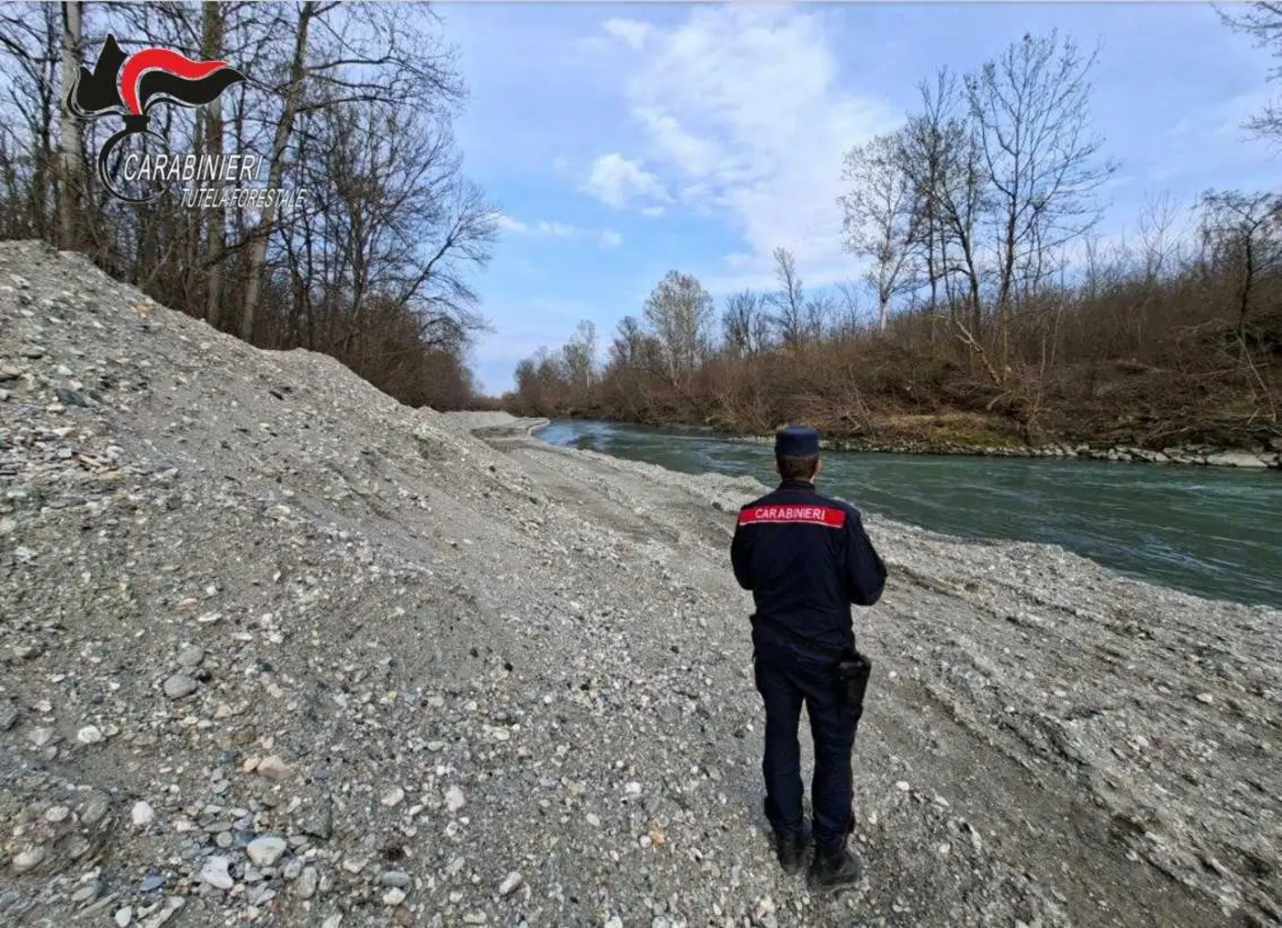 Carabinieri forestali scoprono discarica abusiva lungo il fiume