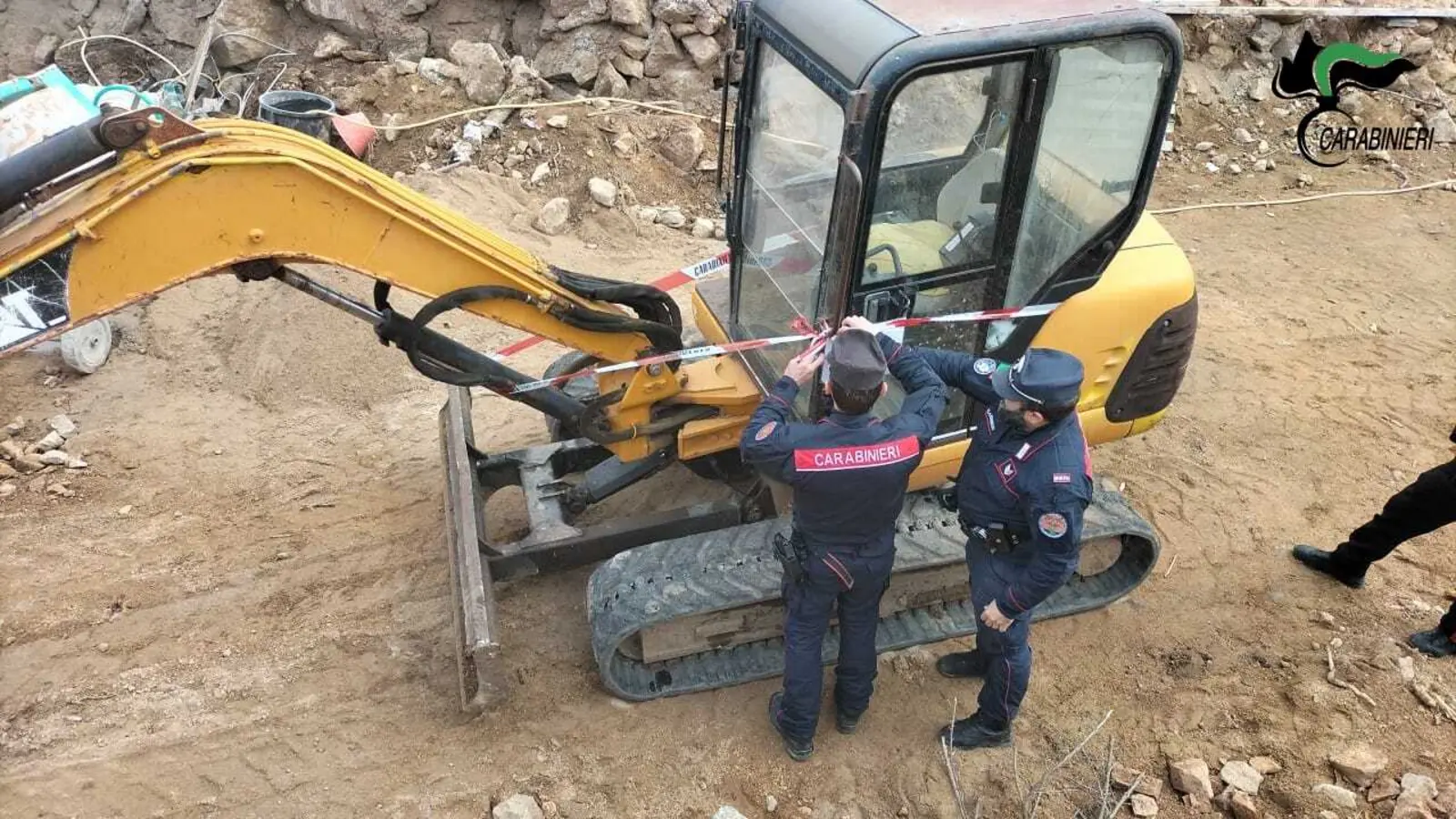 Abusi edilizi a La Maddalena: sequestrato escavatore