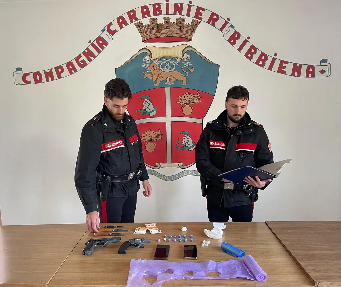 Arezzo: arrestati per droga e armi a Bibbiena
