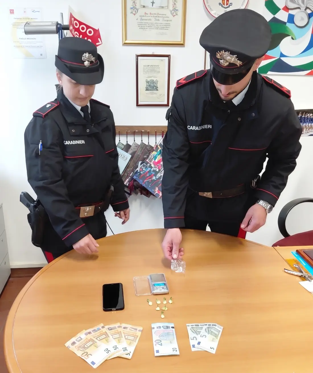 Arezzo: Carabinieri arrestano pusher, sequestrati droga e denaro