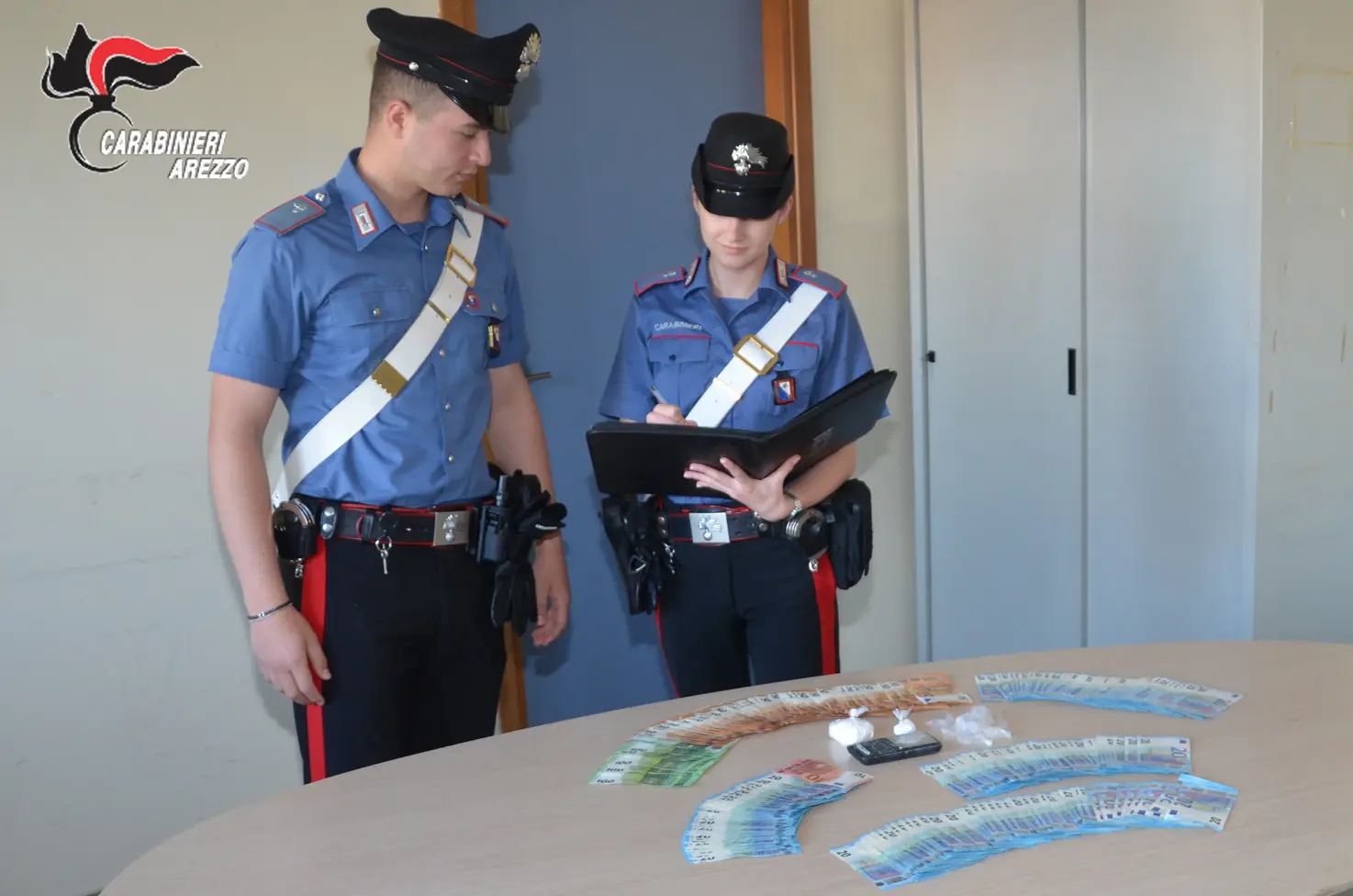 Arezzo: Carabinieri arrestano pusher con droga e denaro