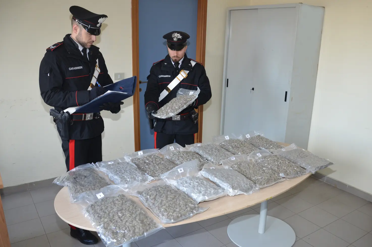 Arezzo: Carabinieri sequestrano 7,3 kg di marijuana