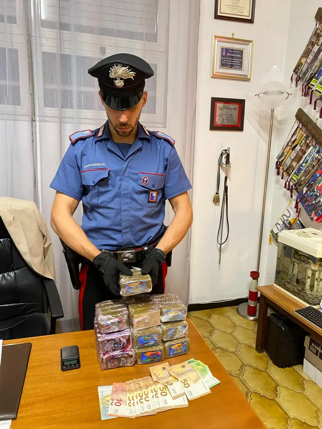 Arrestati 25enne e 26enne con 5 kg di hashish ad Ardea