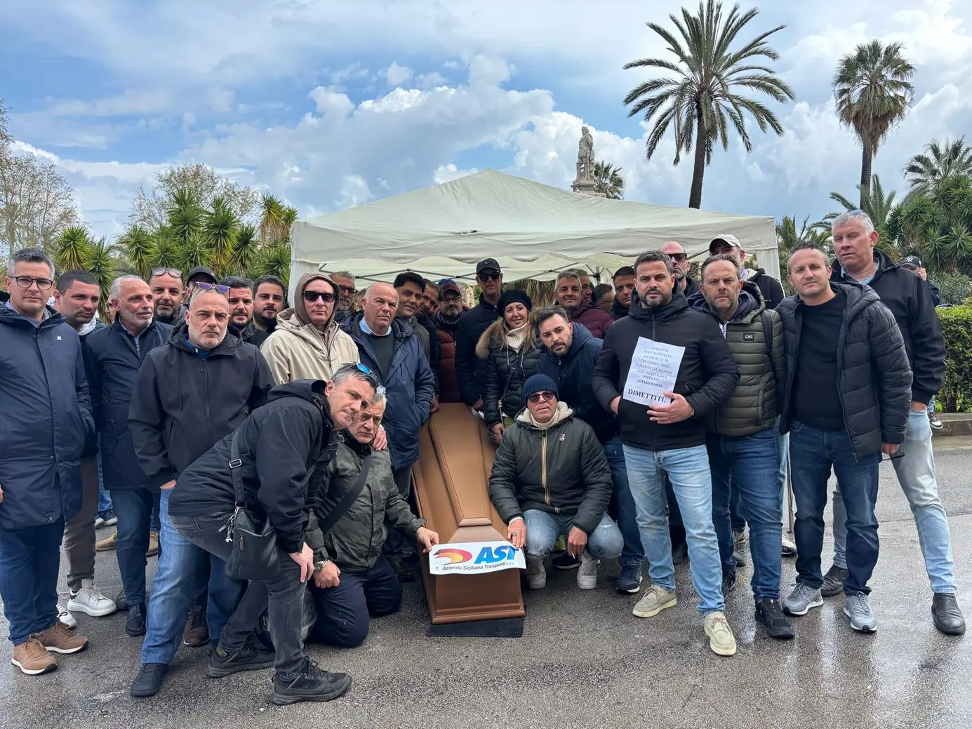AST, lavoratori trattati come numeri: interrogazione urgente