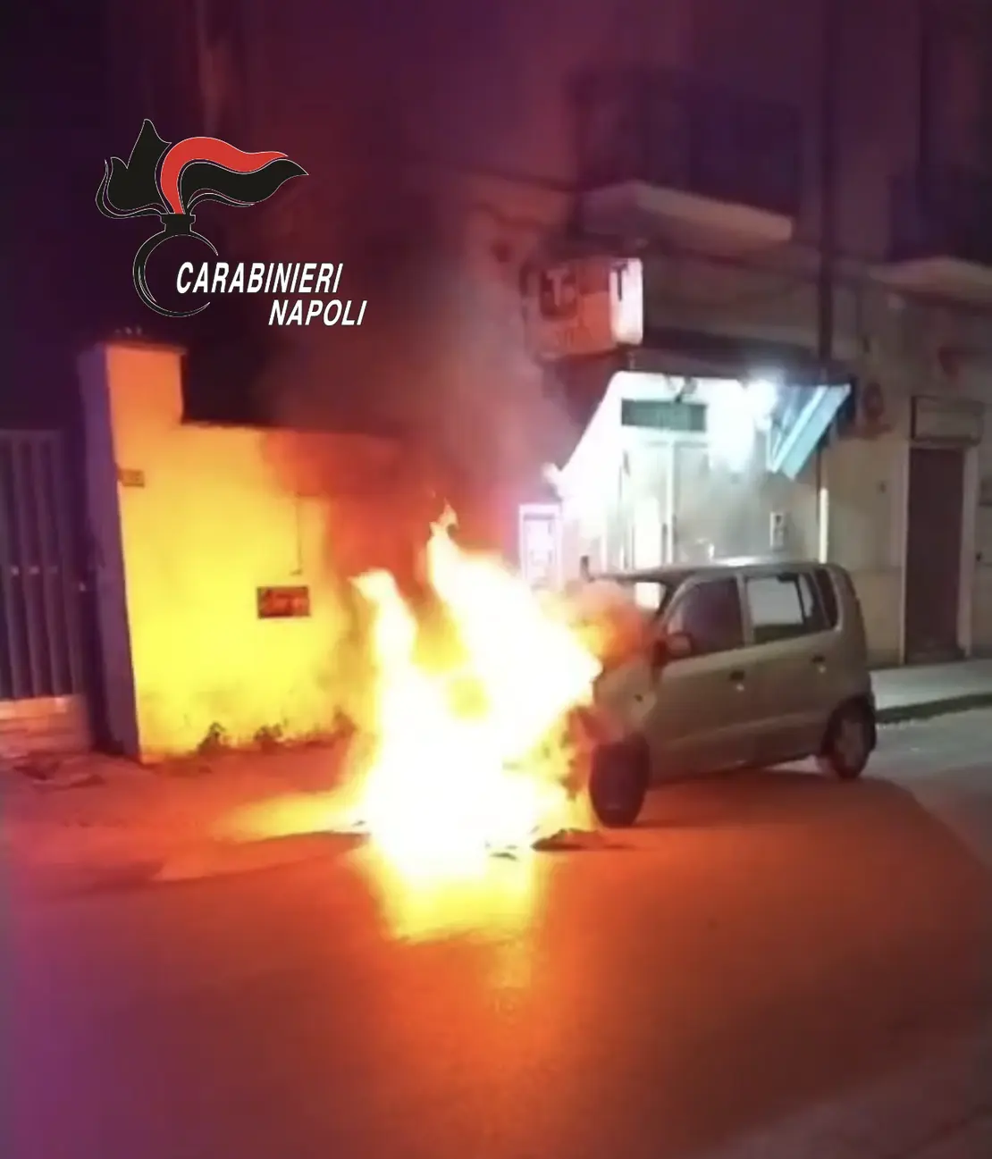 Auto in fiamme a Grumo Nevano: salvato uomo addormentato