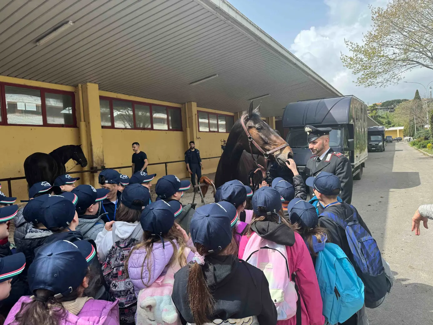 Bambini ad Artena scoprono i Carabinieri a Cavallo