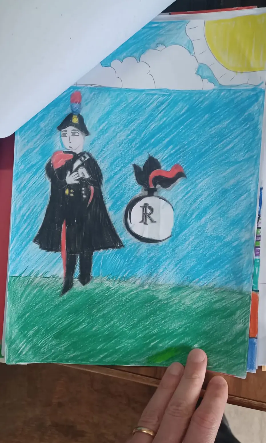 Bambini omaggiano i Carabinieri al seggio elettorale