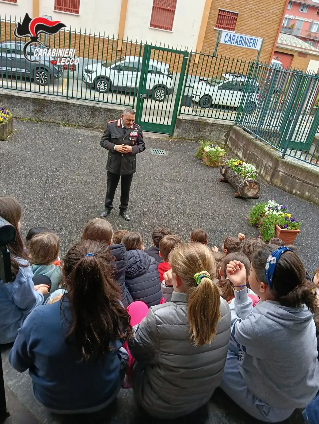 Bambini in visita alla caserma dei Carabinieri di Bellano