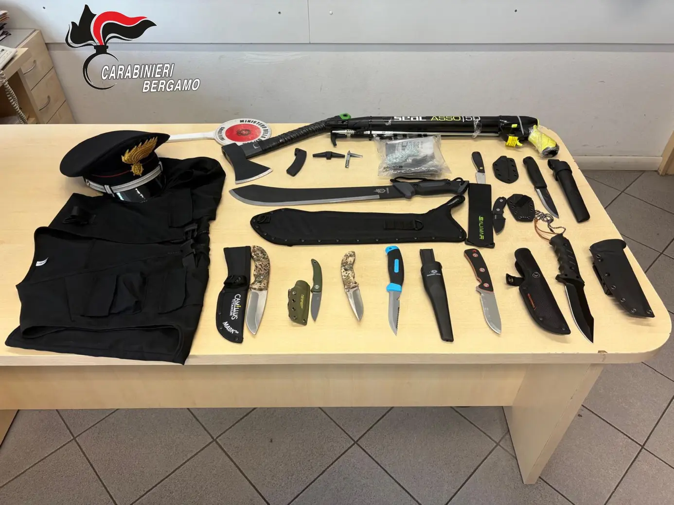 Bergamo: sequestrati coltelli, asce e fucile subacqueo