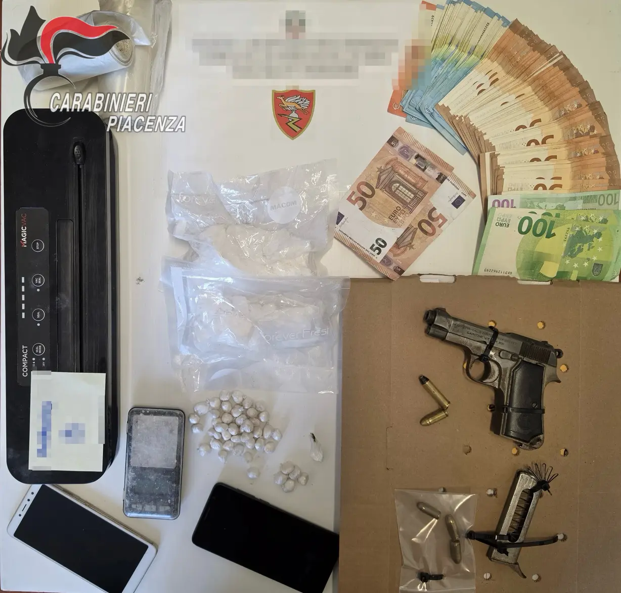 Blitz antidroga: arrestato 37enne ad Alseno, trovati droga e pistola