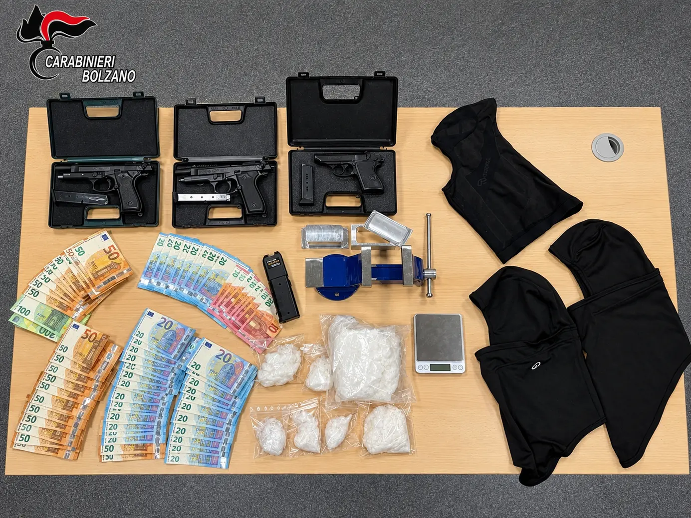 Blitz antidroga a Bolzano: armi, droga e denaro sequestrati