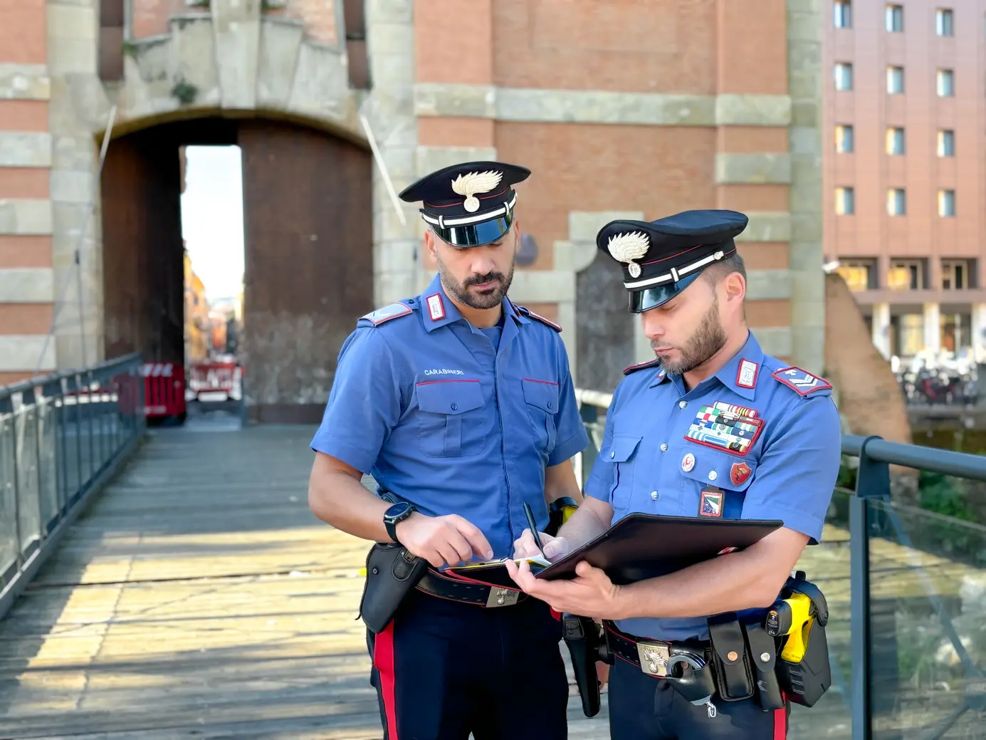 Bologna: droga in piazza, tre arresti e due carabinieri feriti