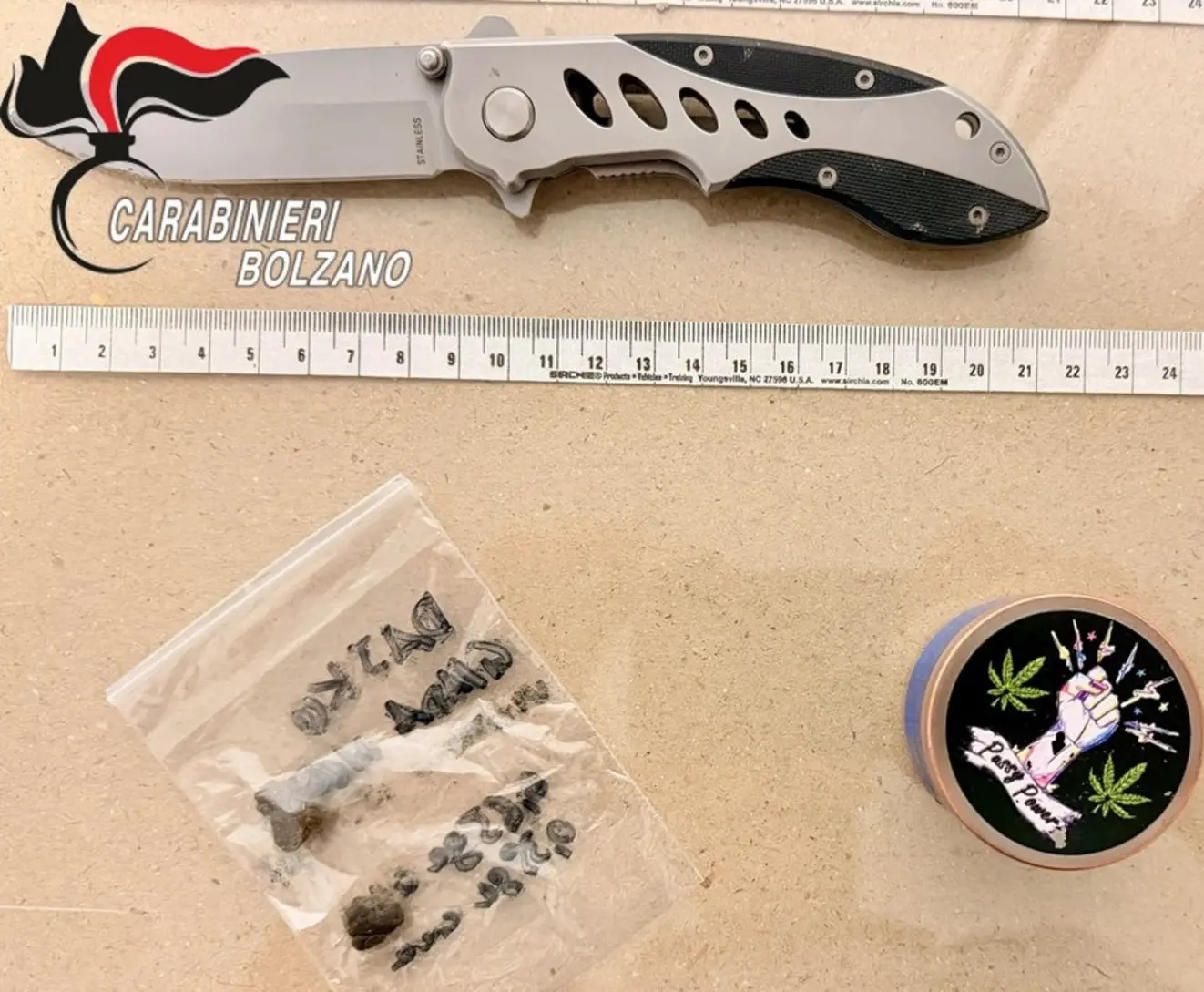 Bressanone: coltello e droga sequestrati dai Carabinieri