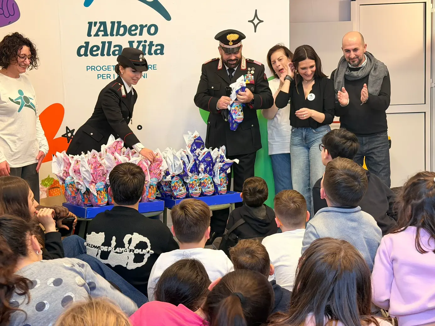Carabinieri e Albero della Vita portano gioia ai bambini dello Zen