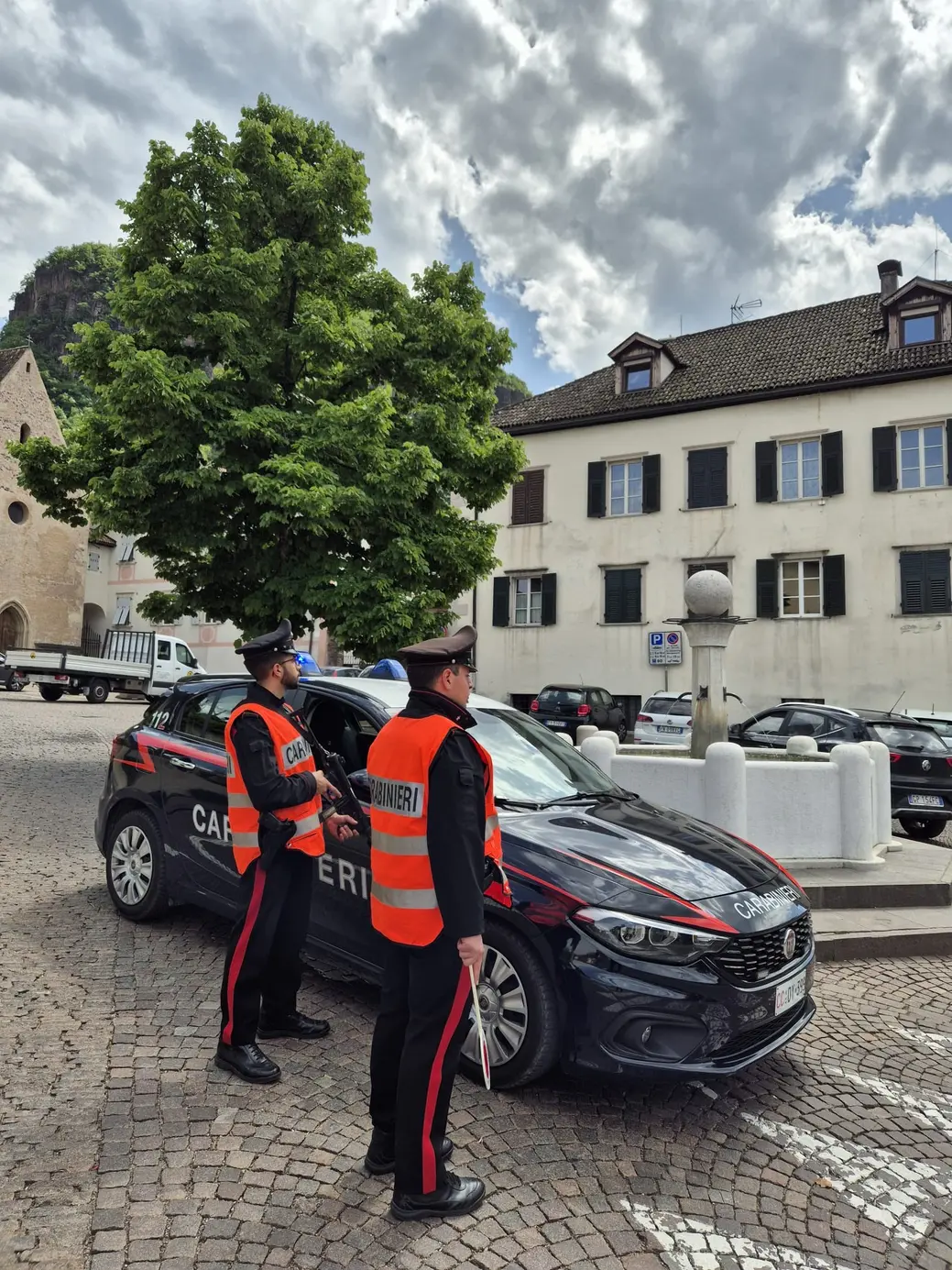 Carabinieri in azione a Egna: controlli e fermi in centro