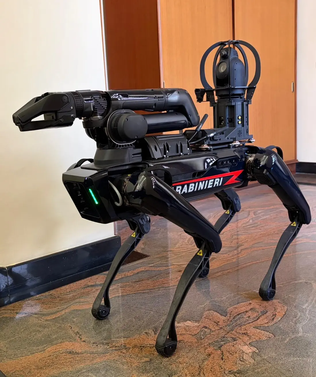 Carabinieri Bari: arriva Saetta, il cane robot anti-bomba