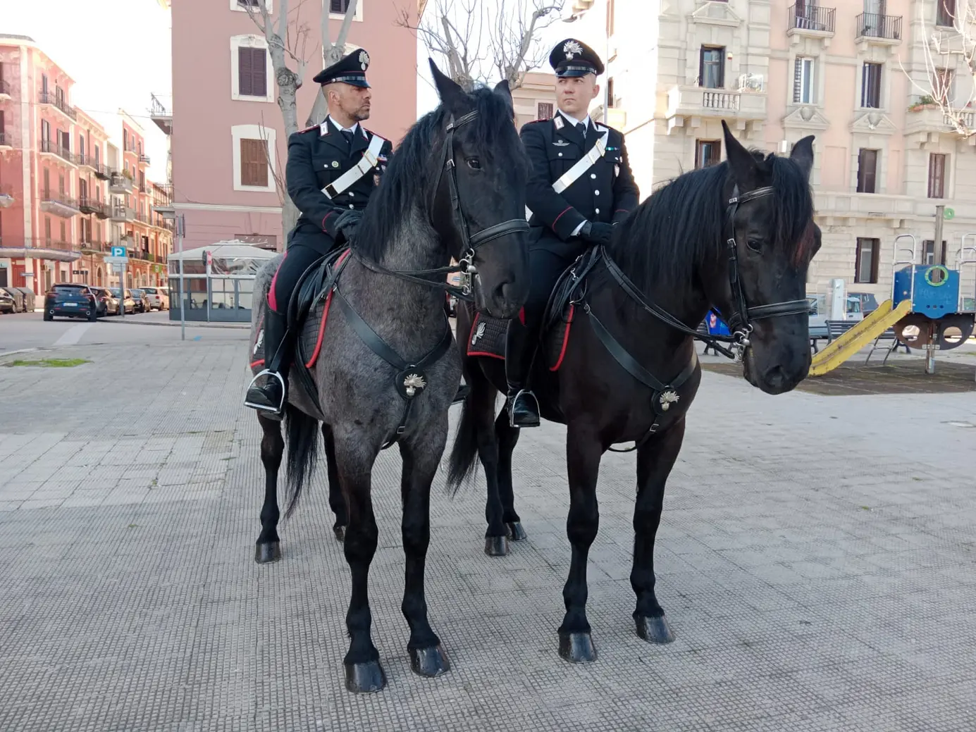 Carabinieri a cavallo pattugliano il centro di Bari