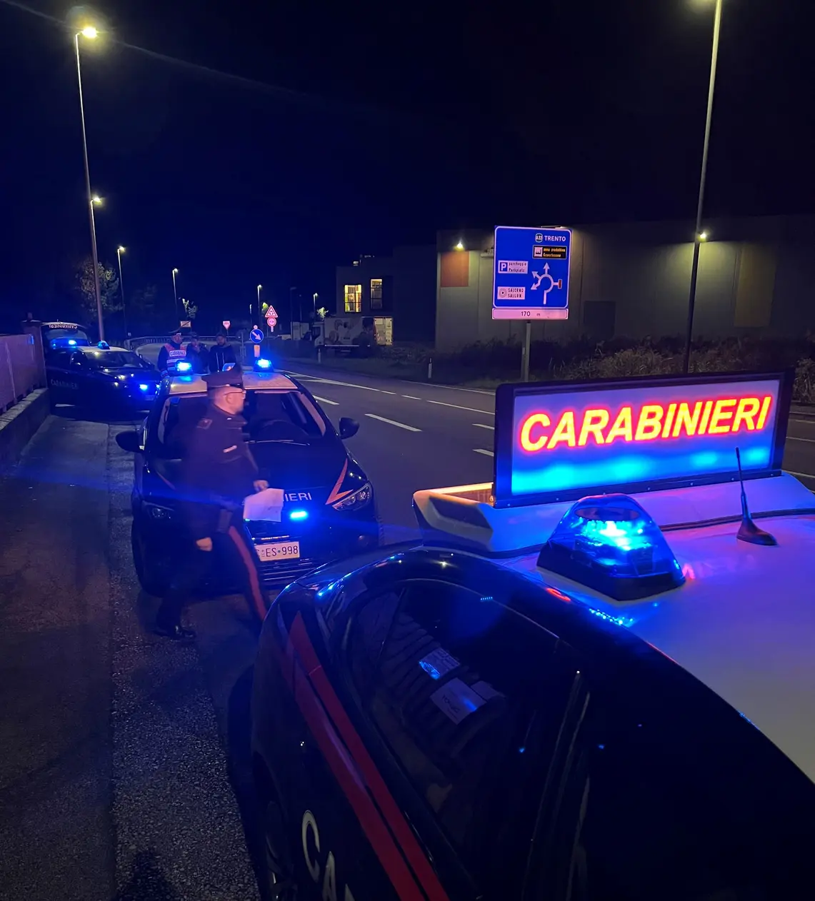 Carabinieri fermano veicoli: controlli notturni su strada
