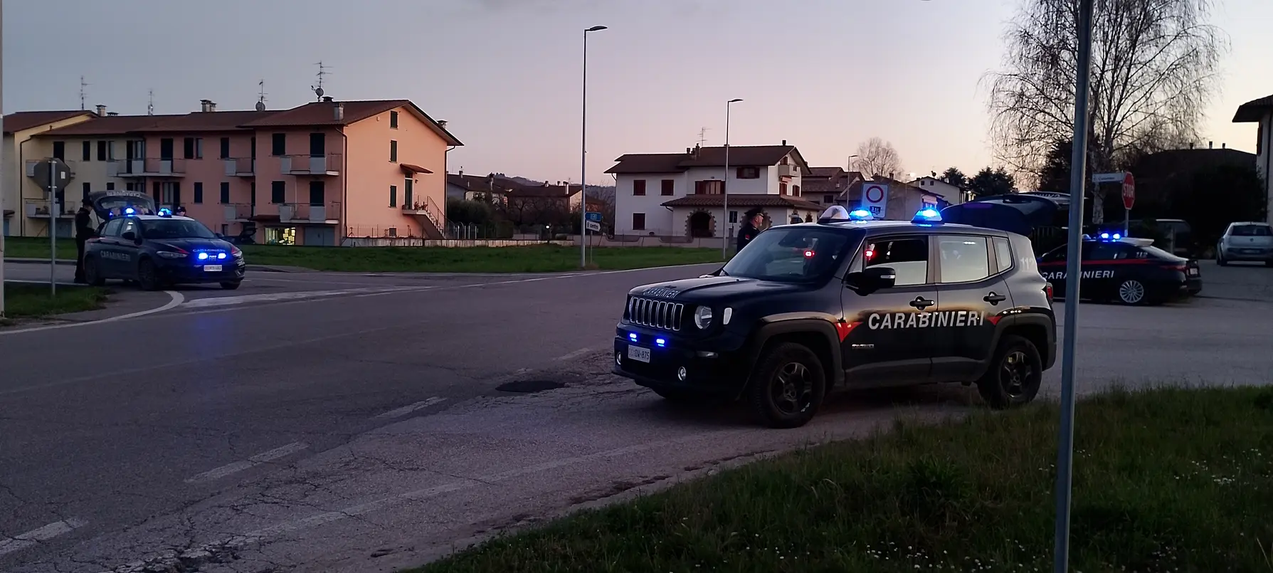 Carabinieri in azione: controllo stradale serale in zona residenziale