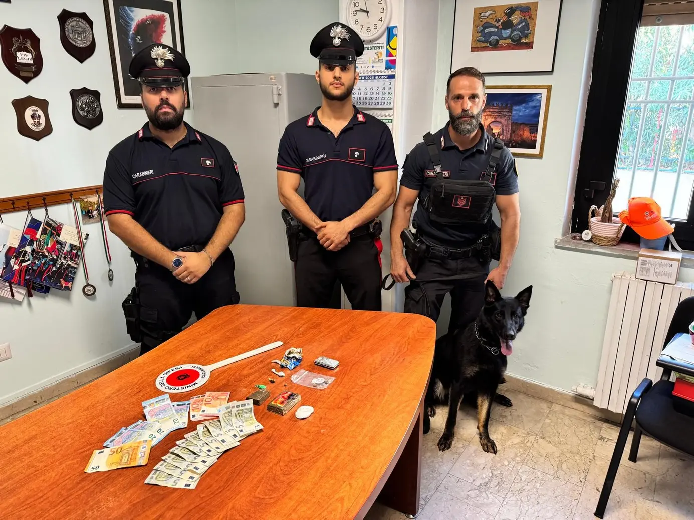 Carabinieri di Crotone sequestrano droga e denaro