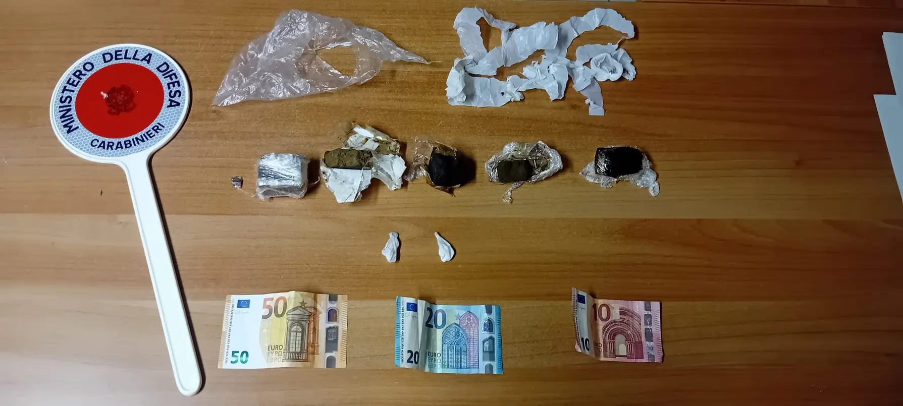 Carabinieri scoprono droga e denaro a Vico del Gargano