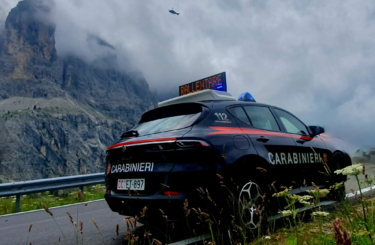 Carabinieri in azione: elicottero e pattuglia in montagna