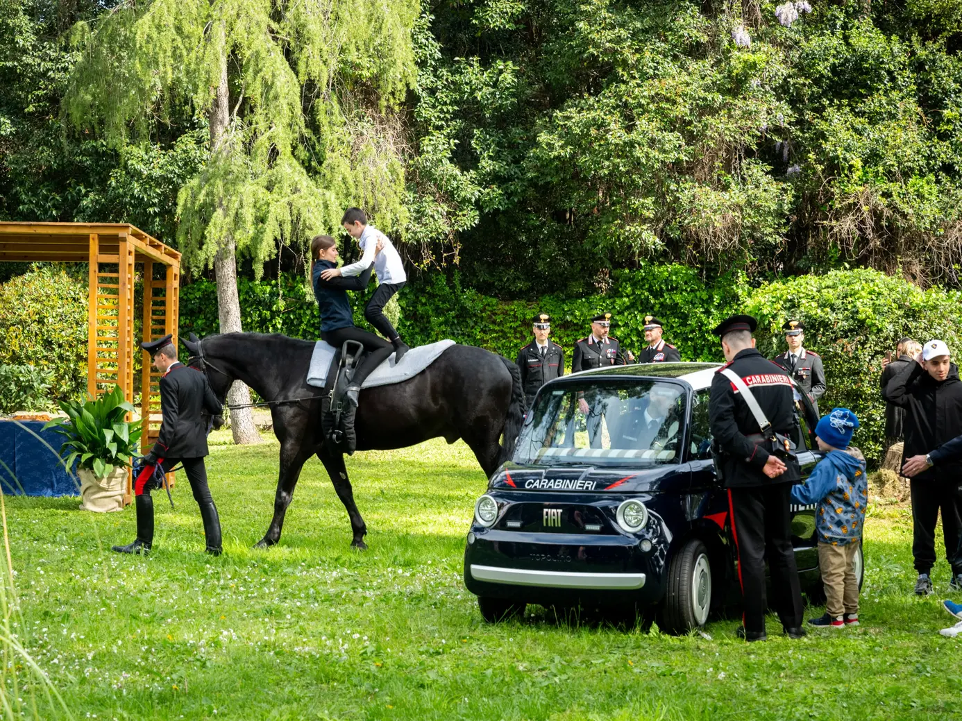 Carabinieri incontrano i bambini: giochi e musica a Casale Renzi