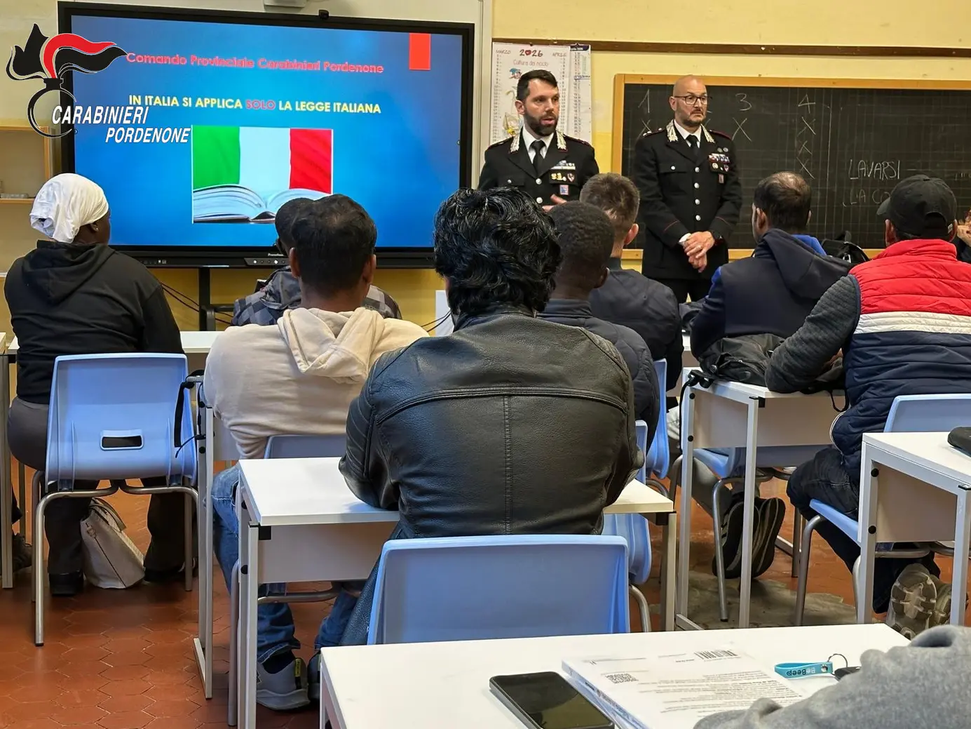Carabinieri incontrano stranieri a Pordenone