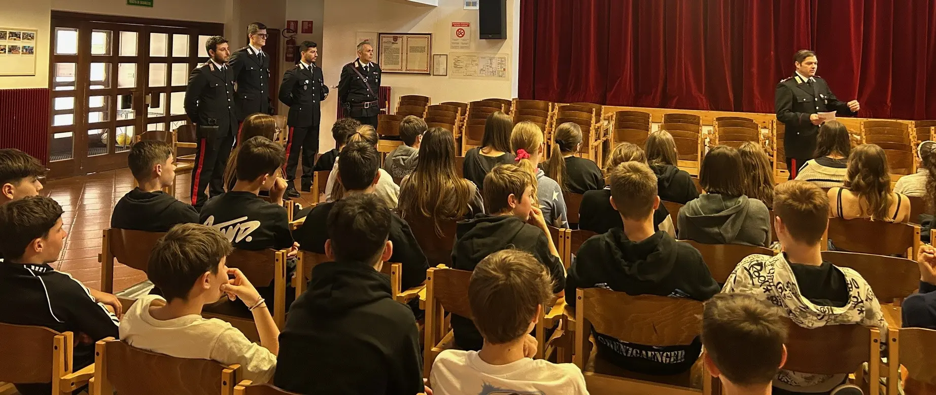 Carabinieri incontrano studenti a Merano per educazione civica