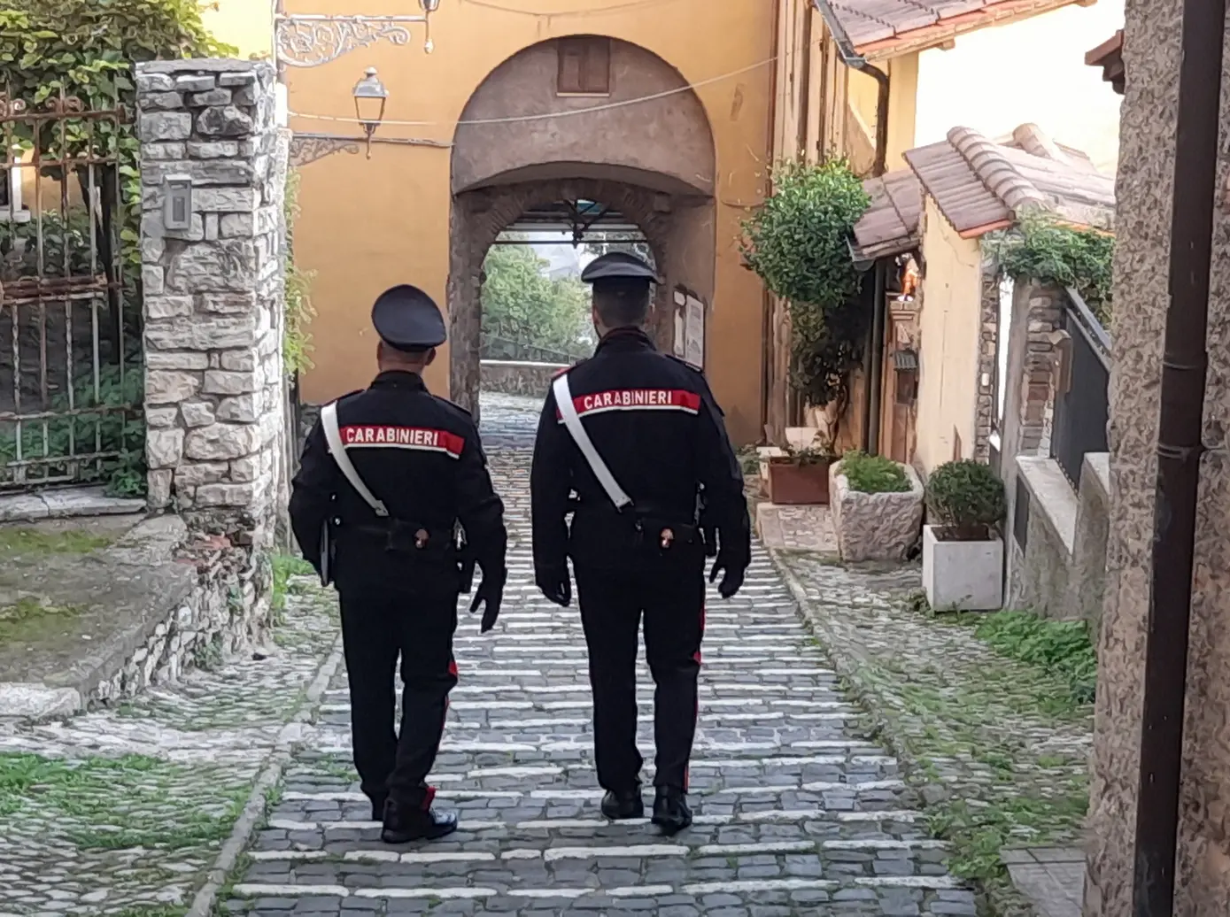Carabinieri in pattuglia nel borgo antico