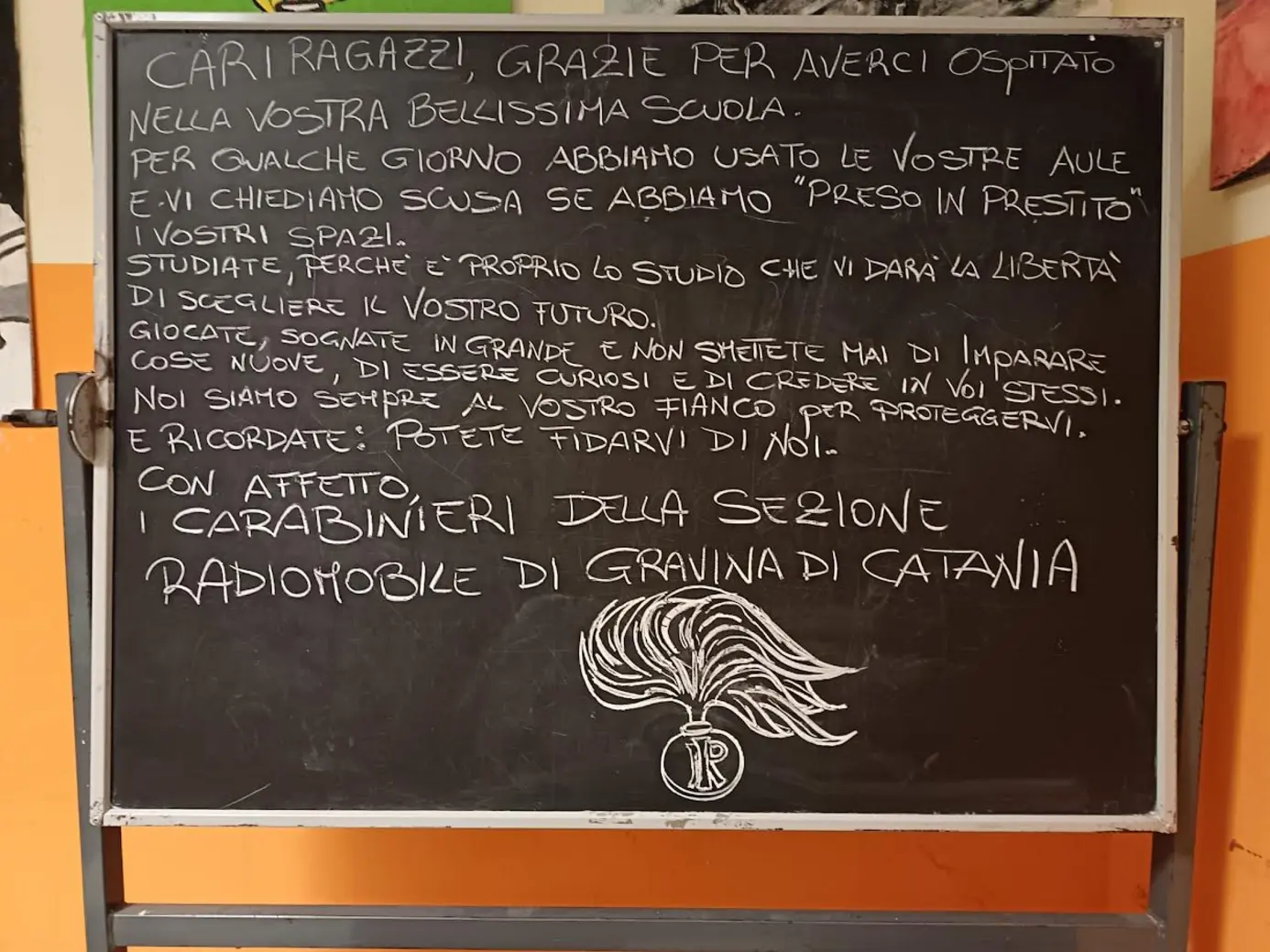 Carabinieri salutano gli studenti: un messaggio dalla scuola