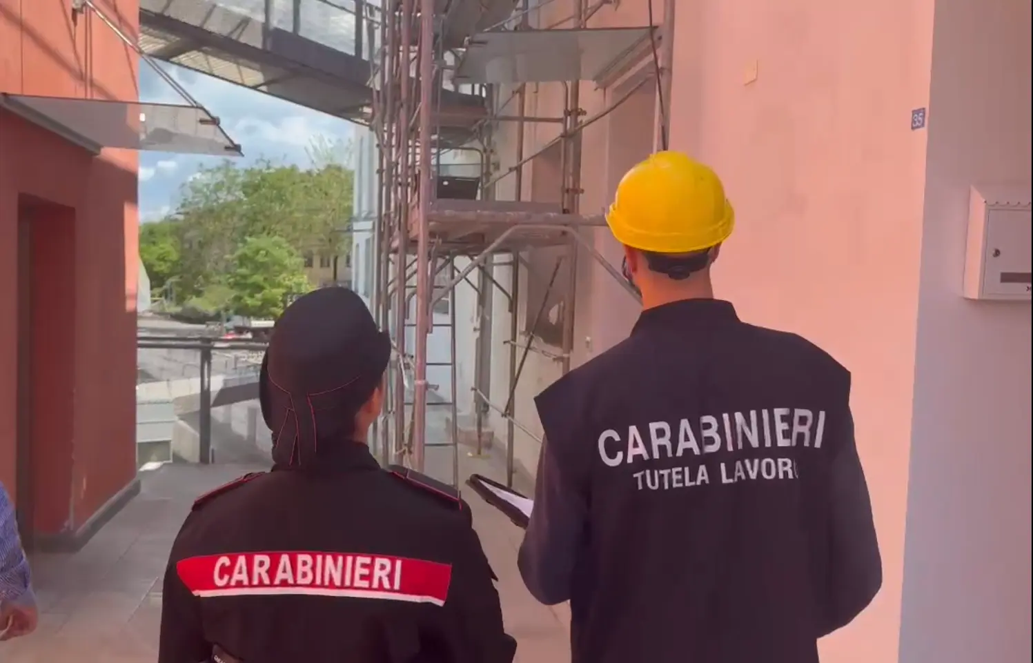 Carabinieri scoprono documenti falsi in cantiere