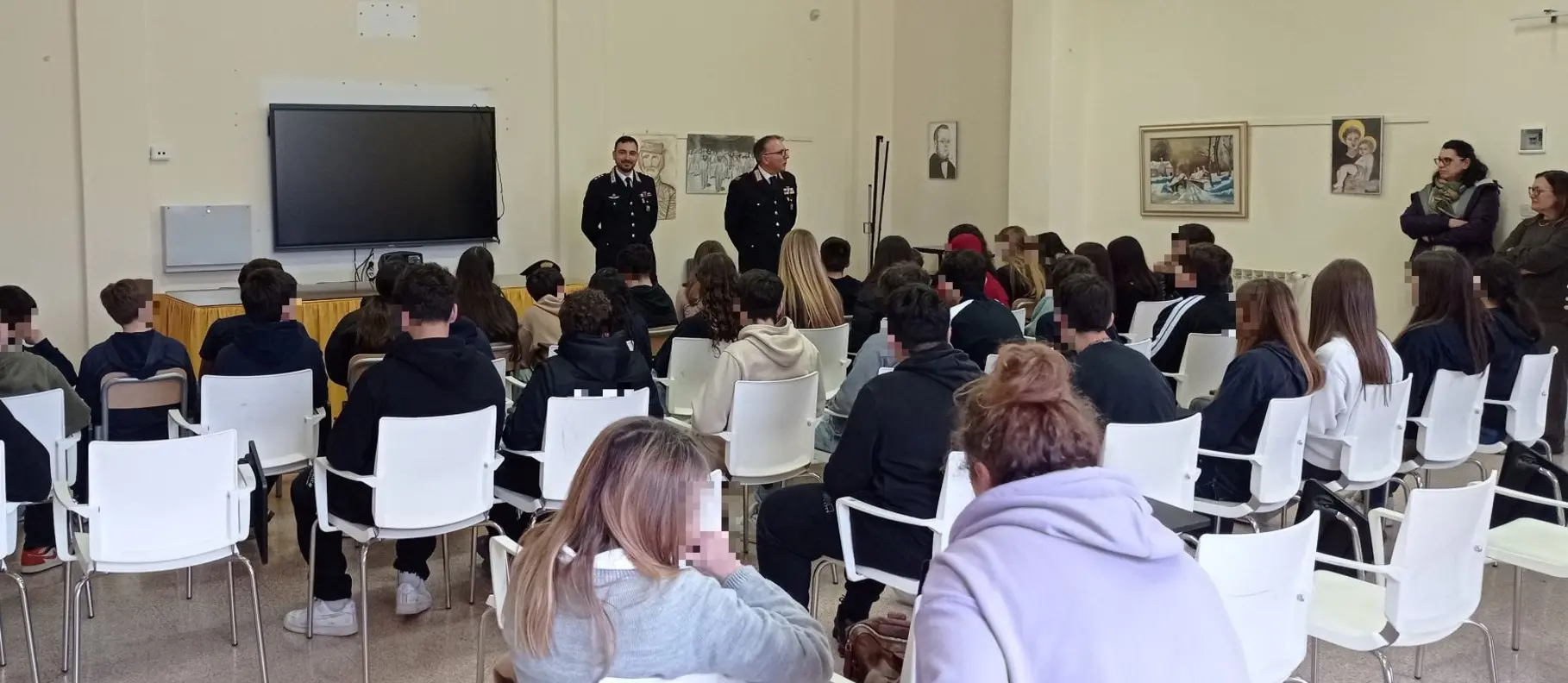 Carabinieri a scuola: dialogo sulla legalità con gli studenti