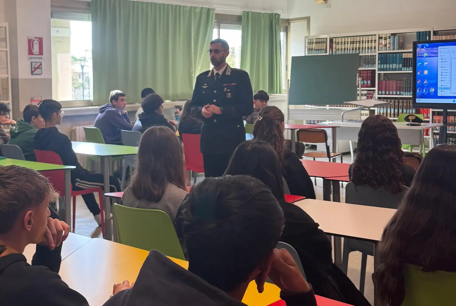 Carabinieri a scuola per promuovere la legalità