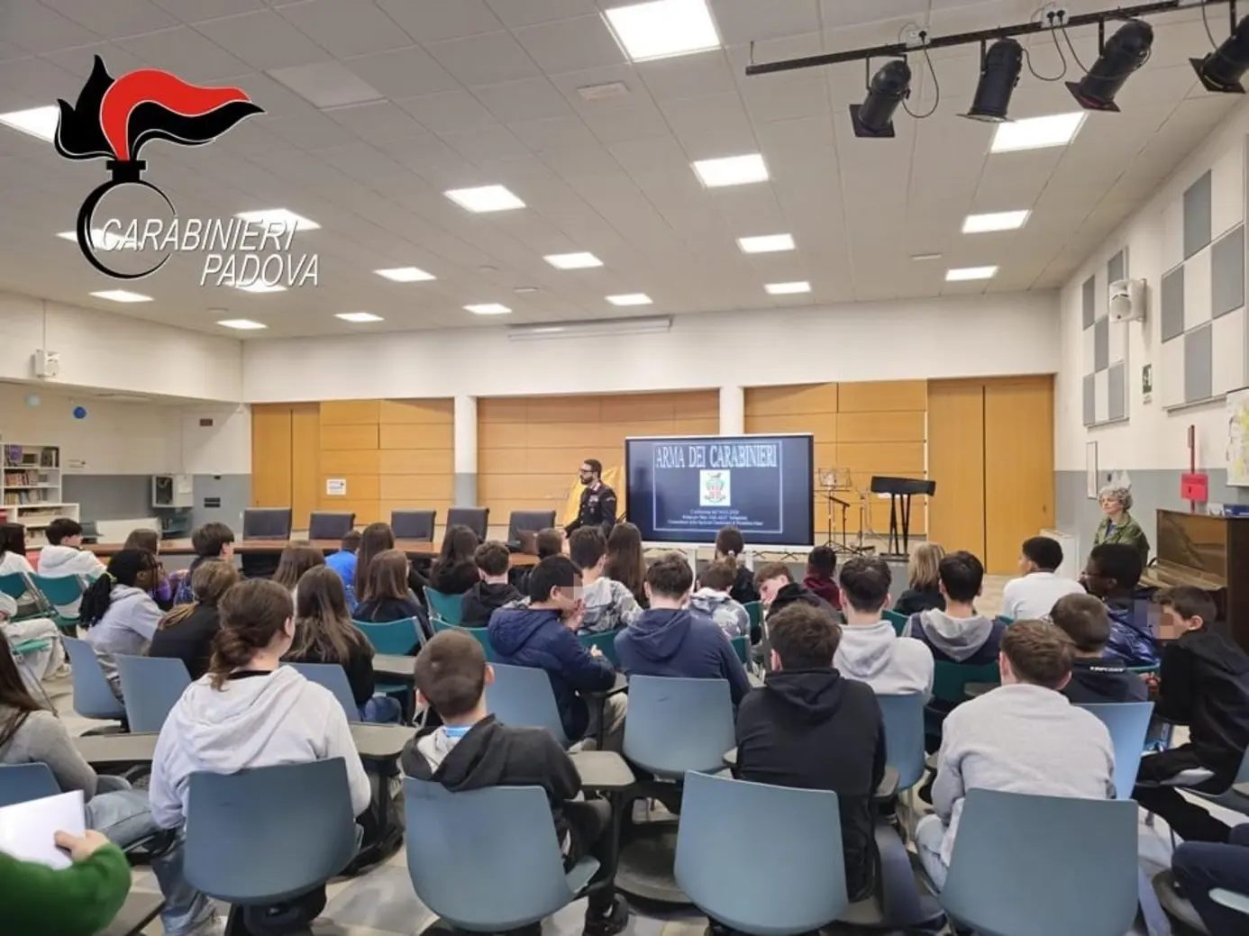 Carabinieri incontrano studenti a Padova su legalità