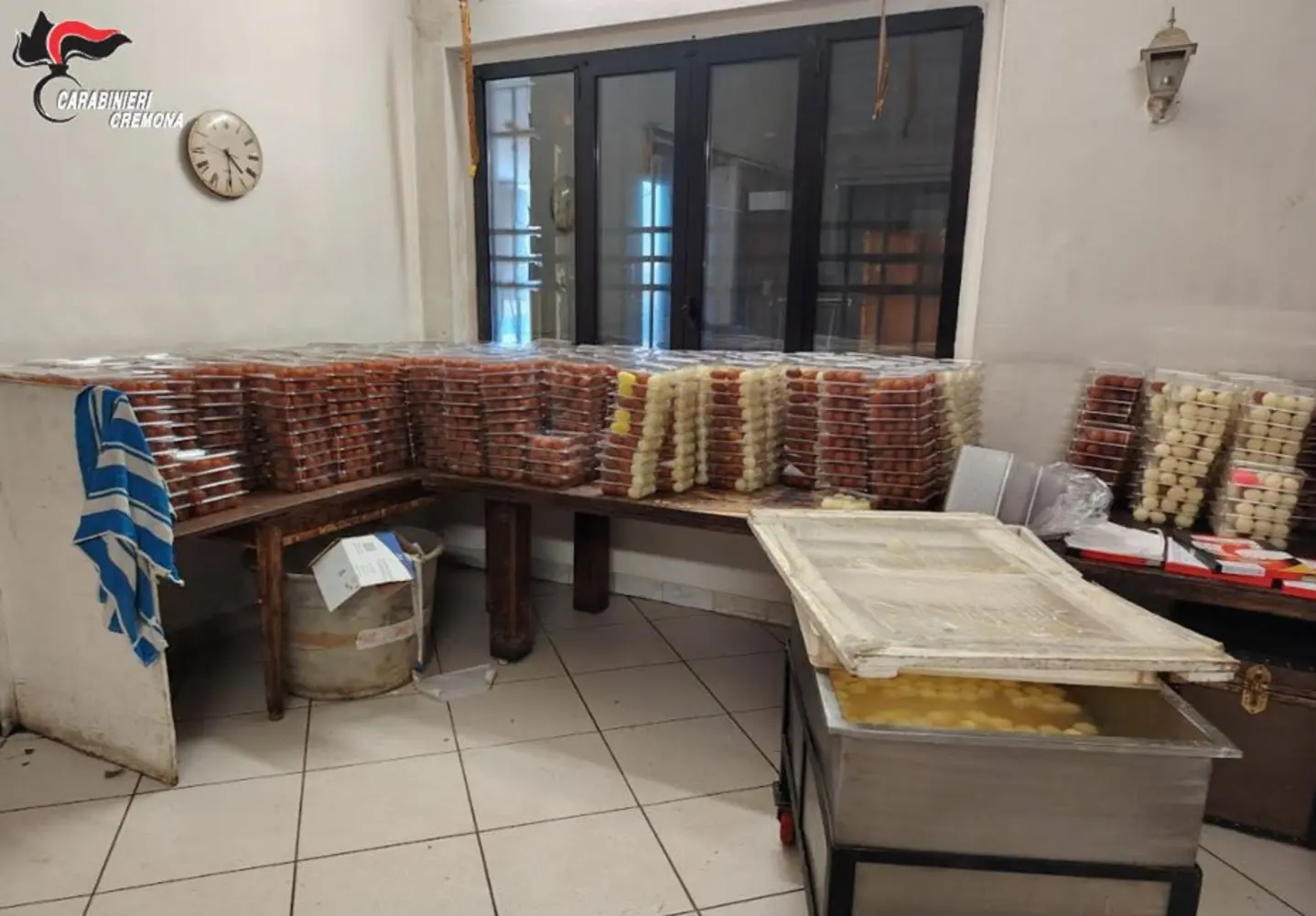 Carabinieri sequestrano dolciumi irregolari a Cremona