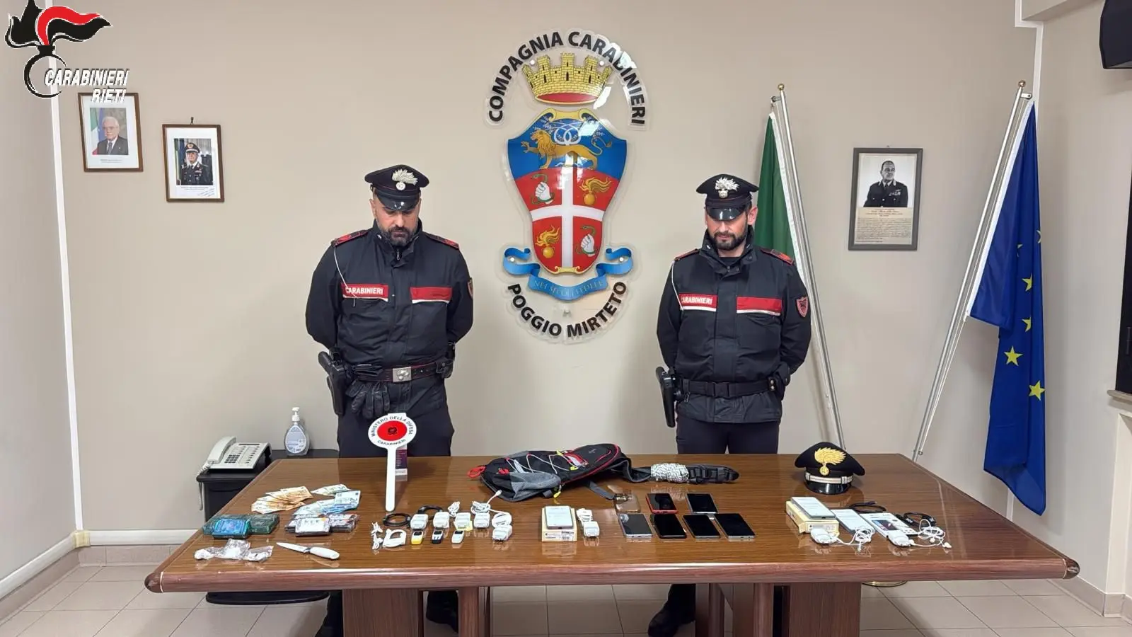 Carabinieri sequestrano droga, soldi e cellulari