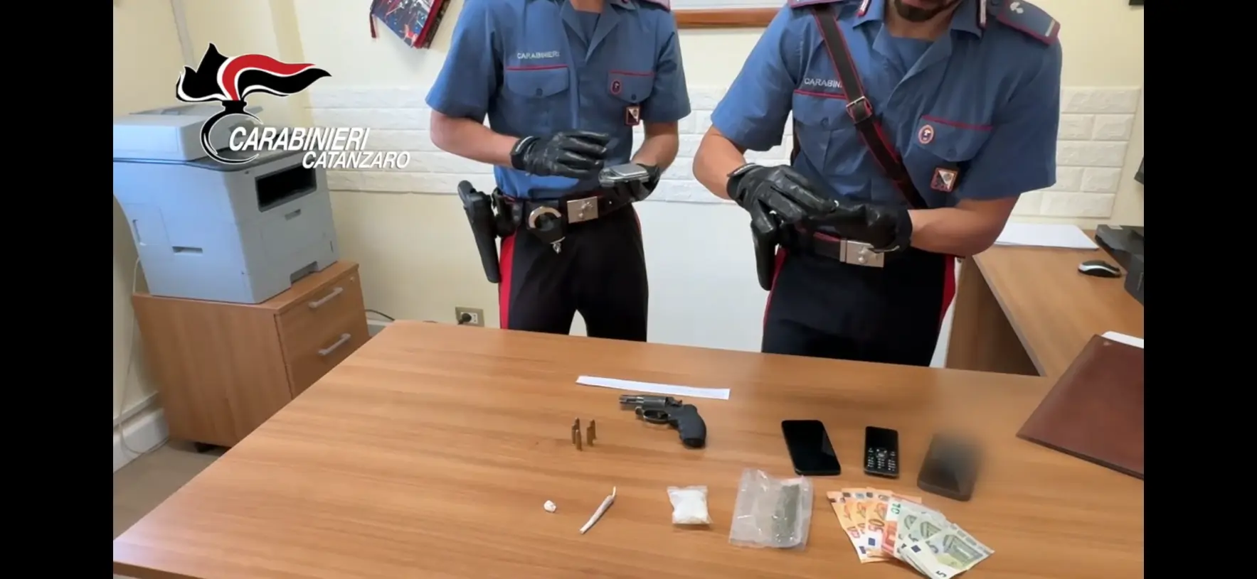 Carabinieri sequestrano arma, droga e denaro a Catanzaro