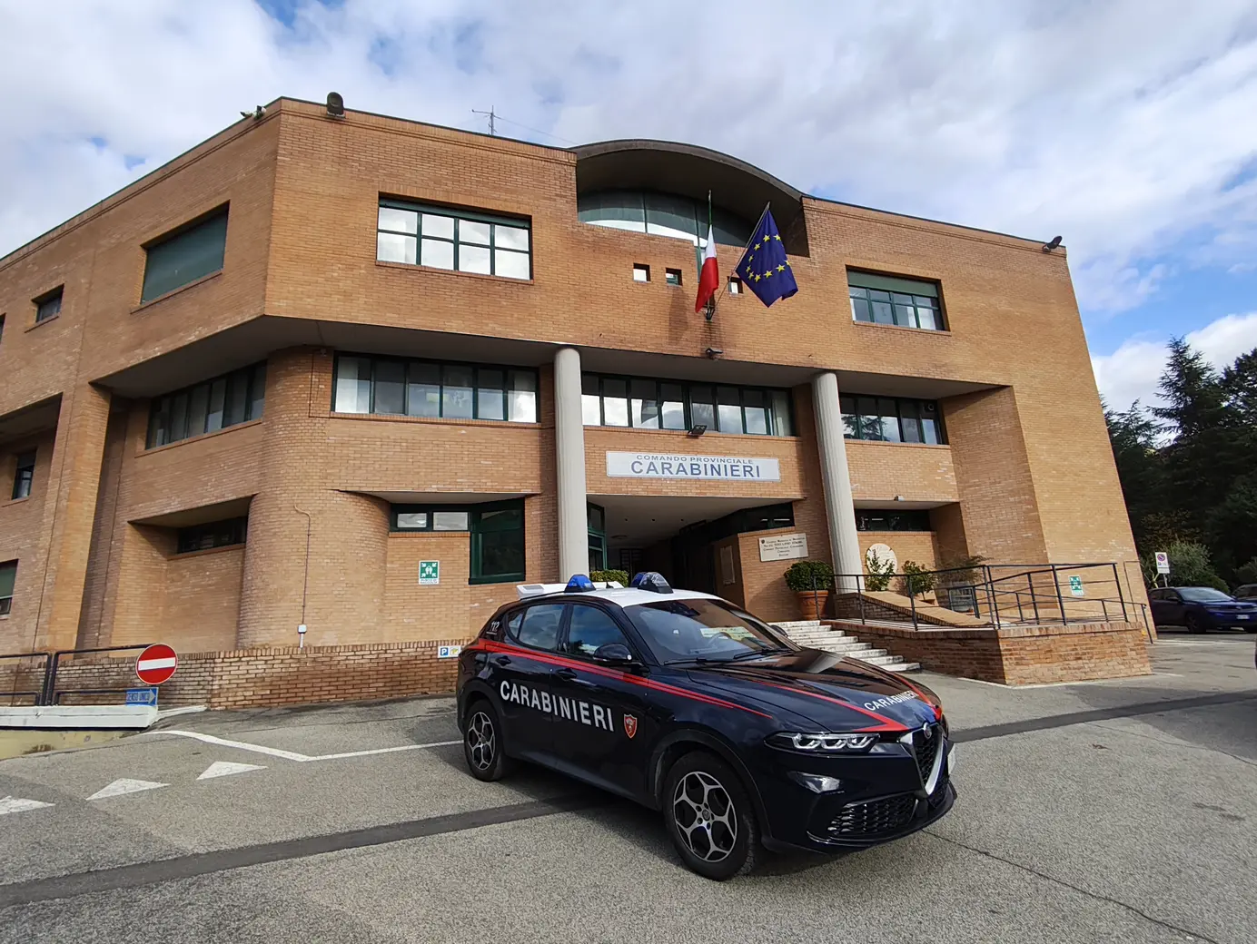 Carabinieri smantellano bivacco illegale nel bosco
