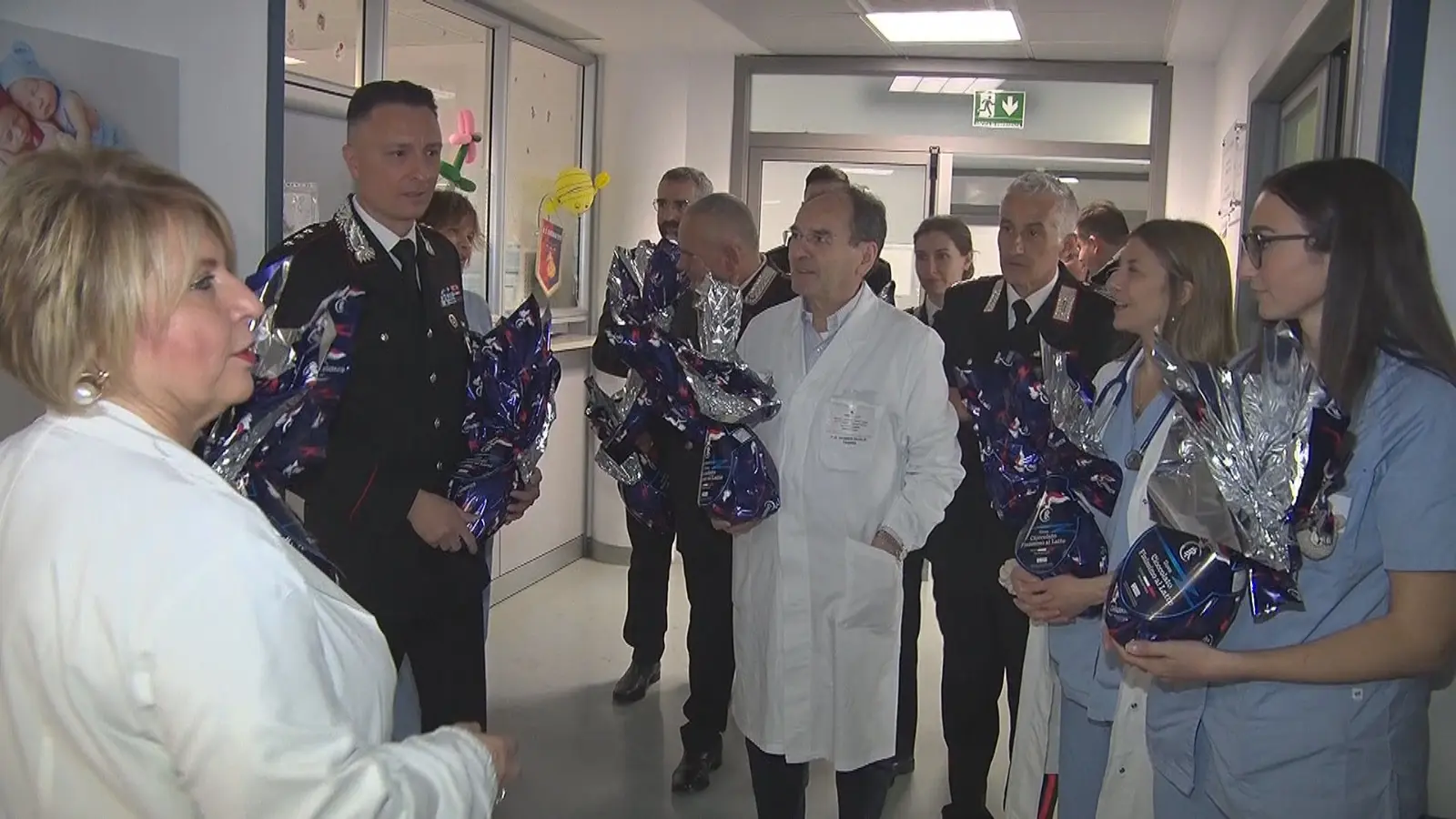 Carabinieri portano uova di Pasqua ai neonati di Gubbio