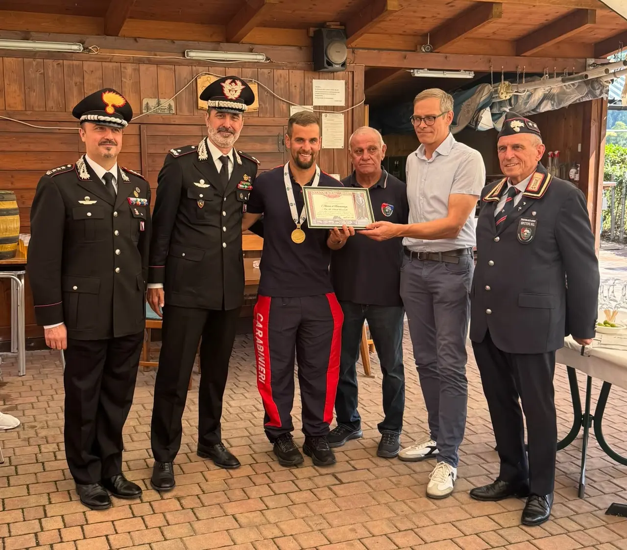 Carabinieri di Vipiteno premiano un atleta locale