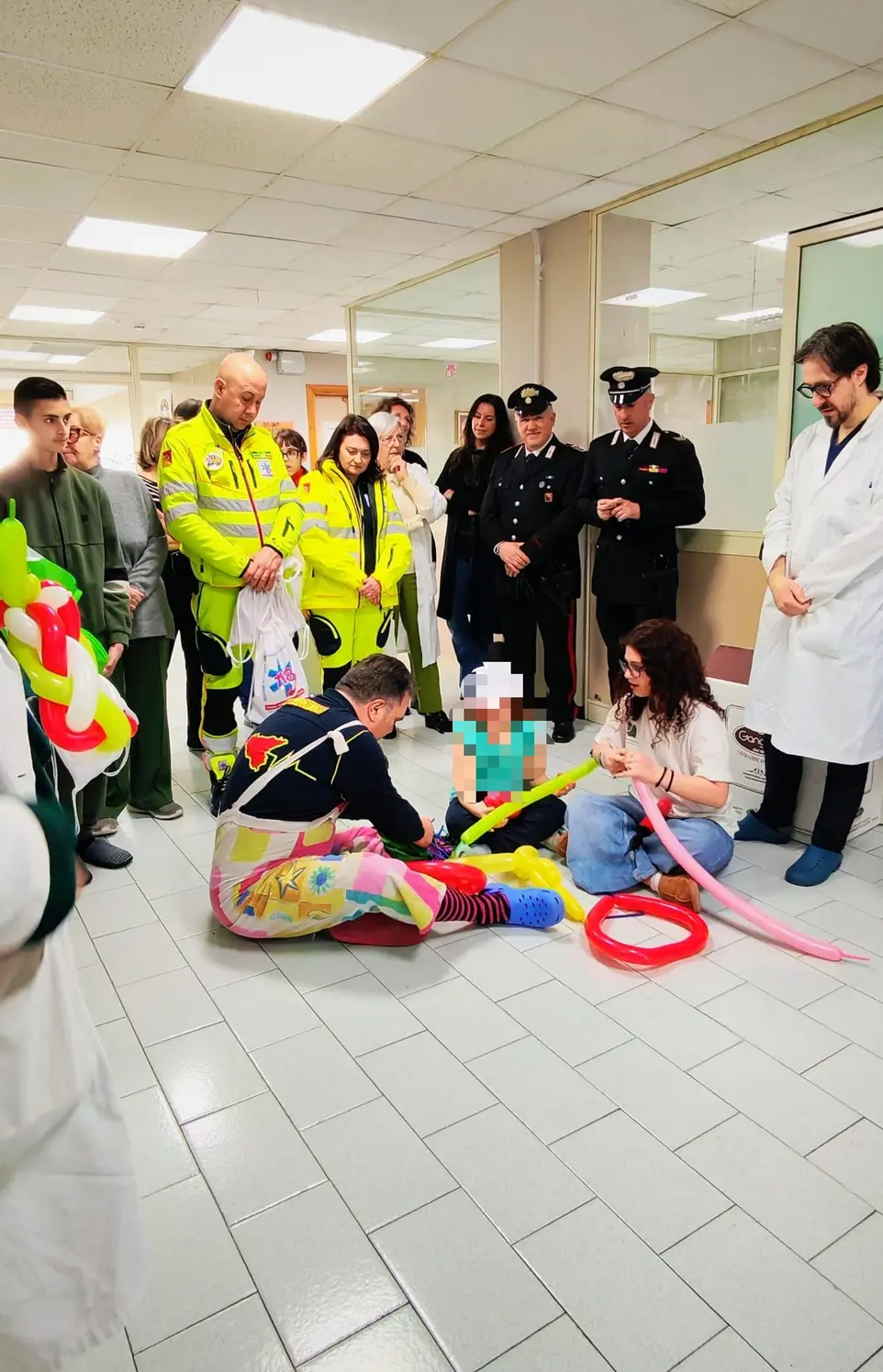 Carabinieri e volontari portano gioia ai piccoli pazienti