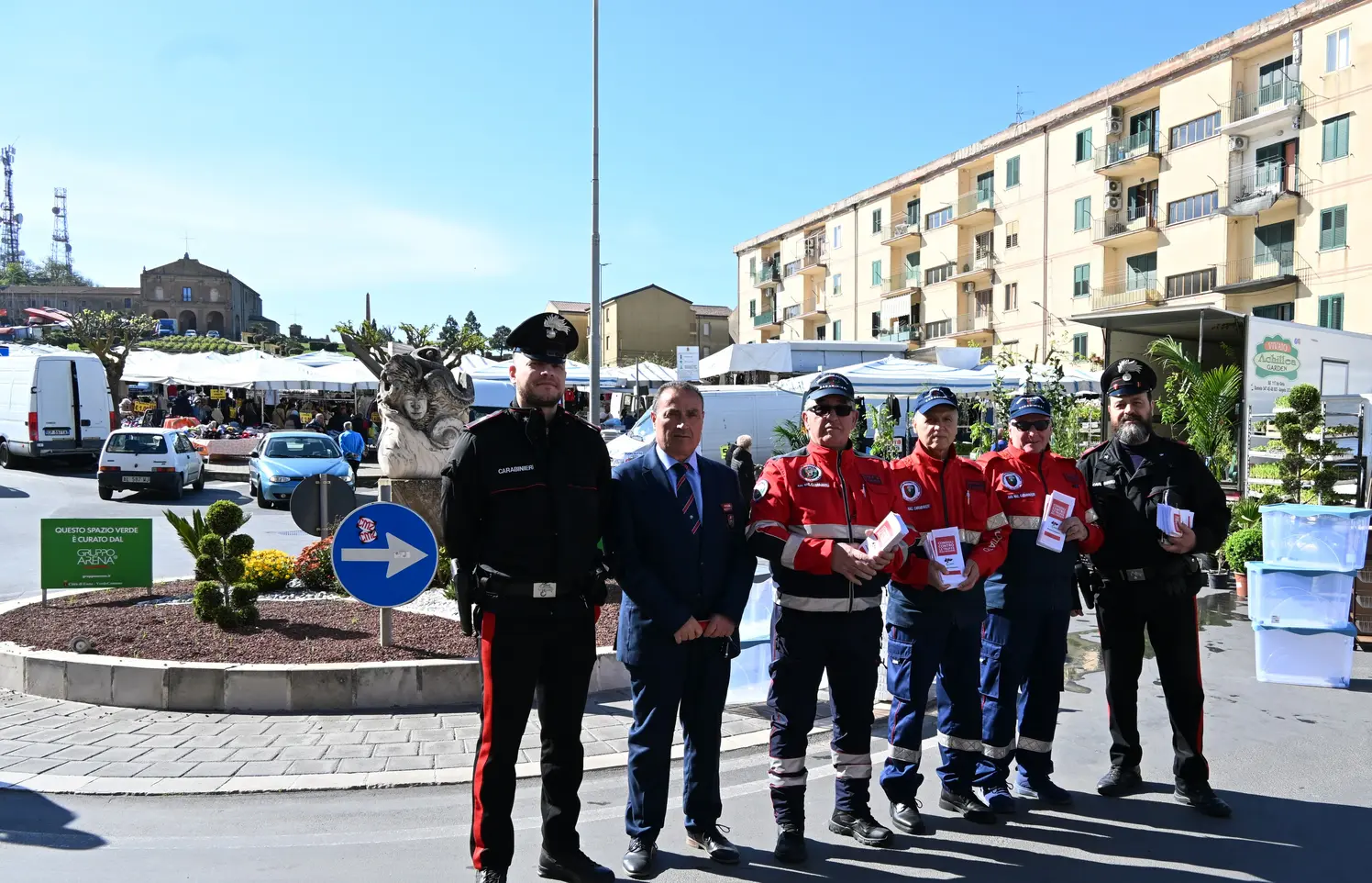 Carabinieri e volontari in piazza per la sicurezza