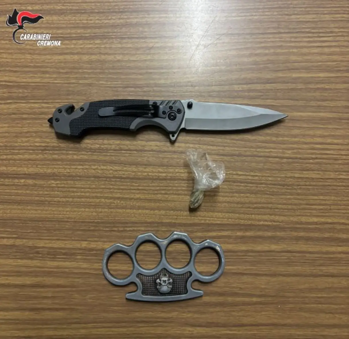 Cremona: sequestrati coltello, noccoliera e droga