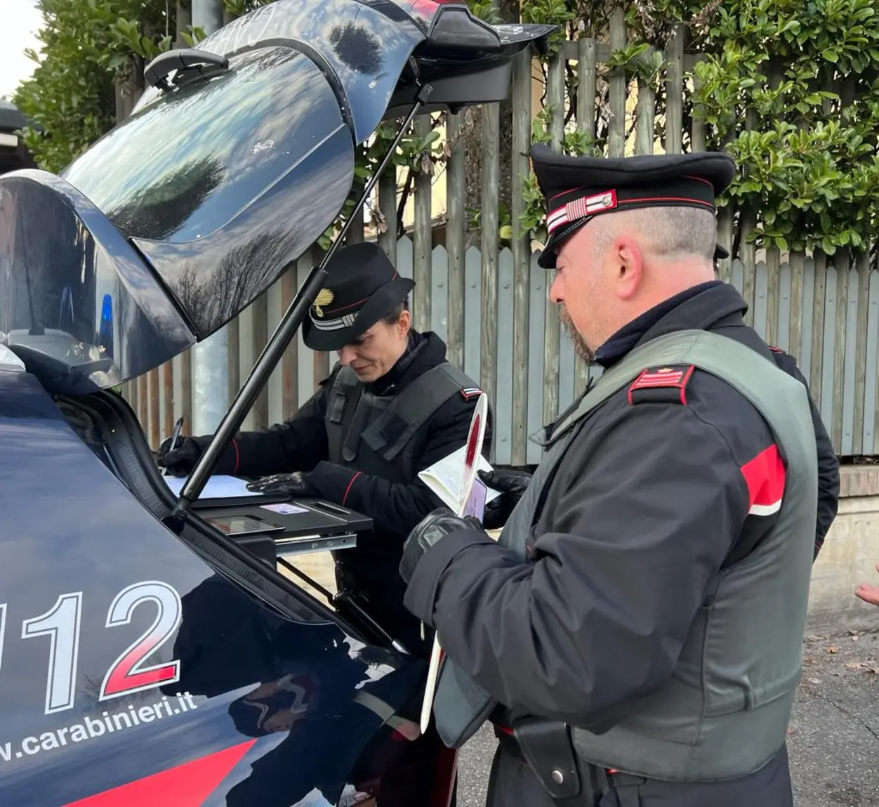 Donna denunciata per oltraggio e possesso di hashish